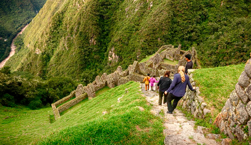 people hiking the inca trail to machu picchu