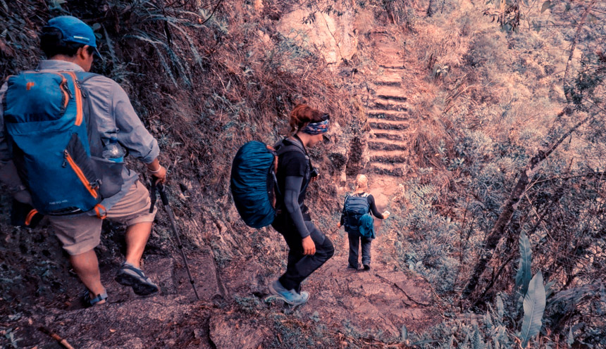 travelers doing the inca trail