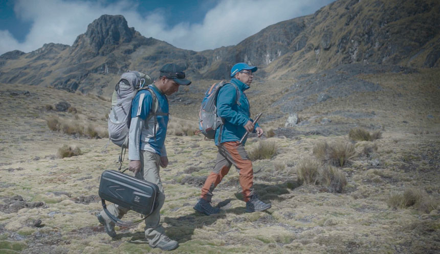 guide and cook during lares trek